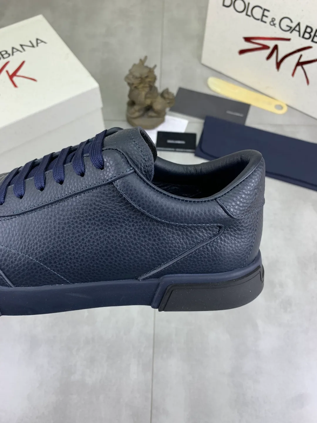Men's shoes 💰P520 new model (DG-Dolce & Gabbana) latest popular 🔥🔥casual shoes, with brand signature details on the tongue, imported first-layer pebbled cowhide fabric, fashionable and versatile, can add luster to various looks. Create an exquisite design with unique dynamic vitality and modern atmosphere, showing modern elegance. Size: 38-44 (45 46 customized) Color: 4️⃣ colors available